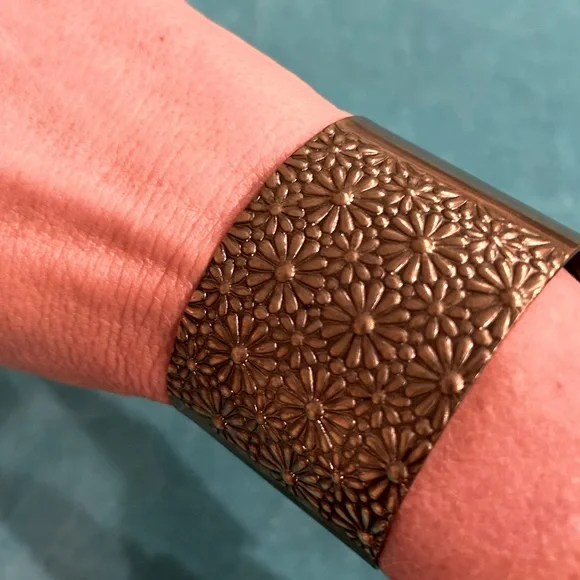 🌻HP🌻 3/$21 ⚡️ Brass Cuff Bracelet with Stamped Flowers - Picture 9 of 11